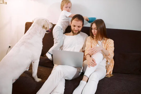 Boldog kaukázusi család alkalmi ruhák élvezze otthon — Stock Fotó