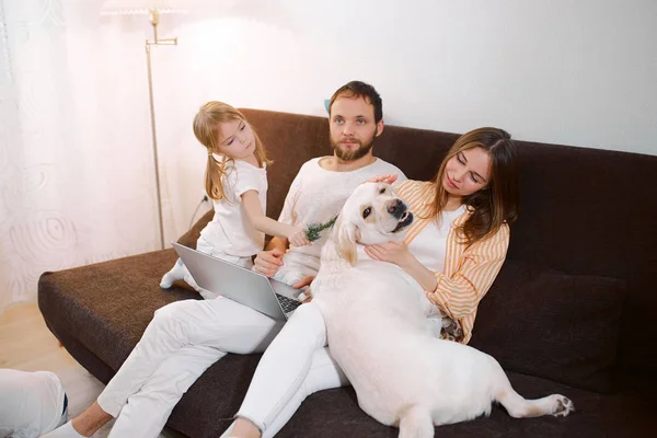 Familia caucásica con perro en casa — Foto de Stock