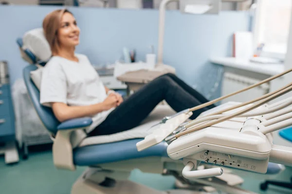 Sidovy på ung kaukasisk kvinna sitter på tandläkarmottagningen — Stockfoto
