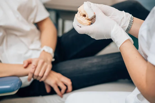 Beskärd läkare och patient på tandläkarmottagningen — Stockfoto