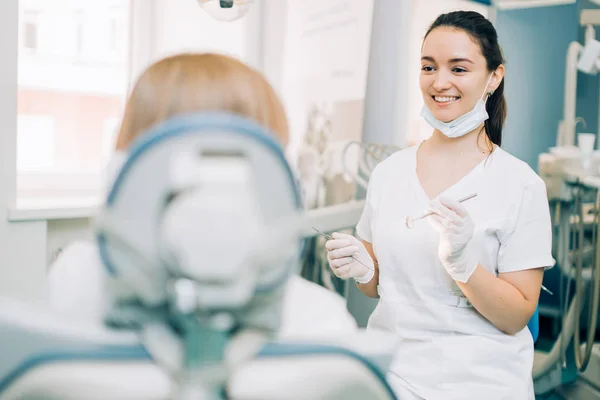 Patiënt komt naar tandarts voor tandenonderzoek — Stockfoto