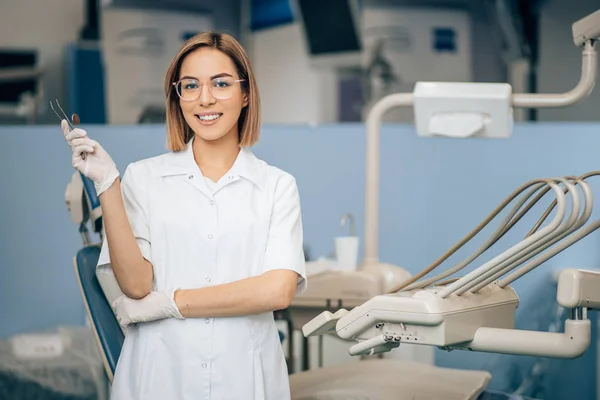 Porträtt av kvinnlig tandläkare i tjänst — Stockfoto