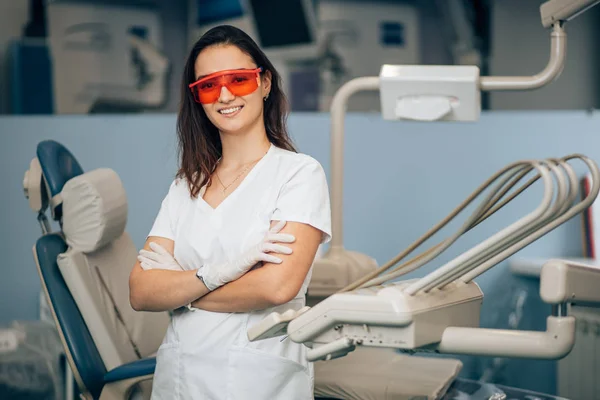 Porträtt av kvinnlig tandläkare i tjänst — Stockfoto