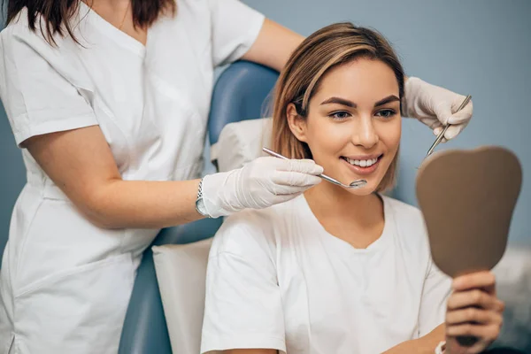 Ung vacker kvinna på tandvårdskliniken — Stockfoto
