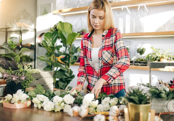 Kaukasisk kvinnlig blomsterhandlare företagare som håller blommor, växter — Stockfoto