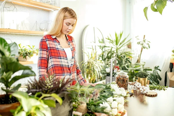 Trädgårdsarbete. Ung kaukasisk florist kvinna som arbetar på trädgård — Stockfoto