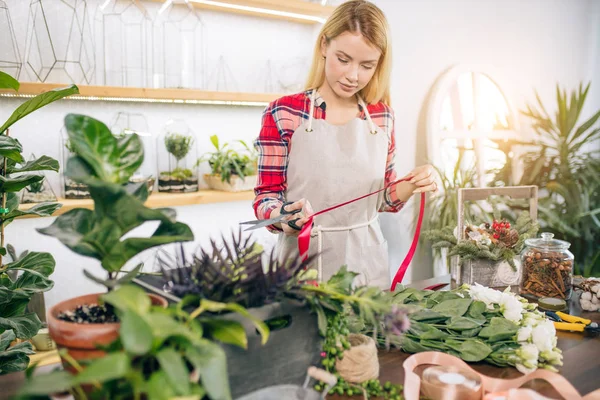 Kaukasisk kvinnlig blomsterhandlare företagare som håller blommor, växter — Stockfoto