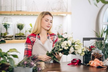 Çiçekler besteleme ve süsleme genç bayan