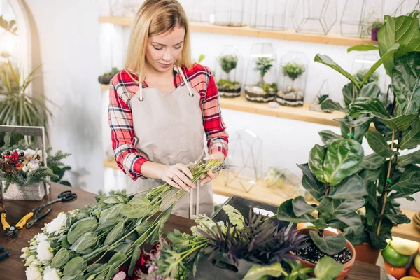 Kaukasisk kvinnlig blomsterhandlare företagare som håller blommor, växter — Stockfoto