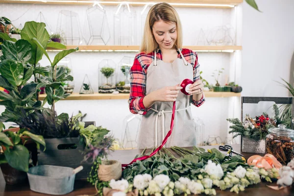 Hermosa floristería femenina haciendo composición de flores — Foto de Stock