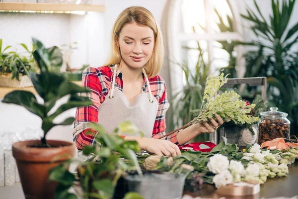 Jardinero atractivo en el trabajo — Foto de Stock