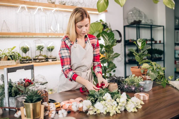 Ung snygg florist kvinna i butiken — Stockfoto