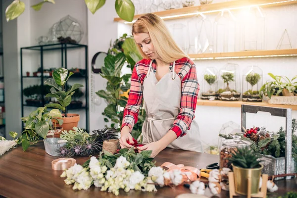 Blommor älskare, ung florist kvinna ta hand om och ta hand om växter — Stockfoto