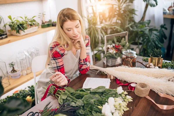 Bela mulher interessada em flora e plantas — Fotografia de Stock