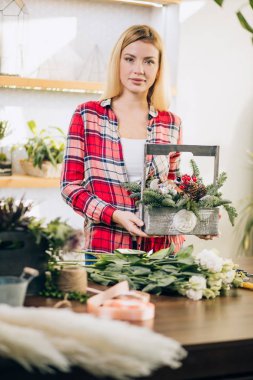 Çekici kadın çiçekçinin portresi