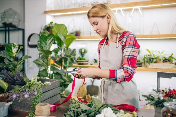 Joven y atractivo dueño de una pequeña empresa de una tienda de flores al por menor y centro de jardinería — Foto de Stock