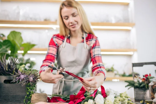 Feliz florista mujer disfrutar del trabajo con flores — Foto de Stock