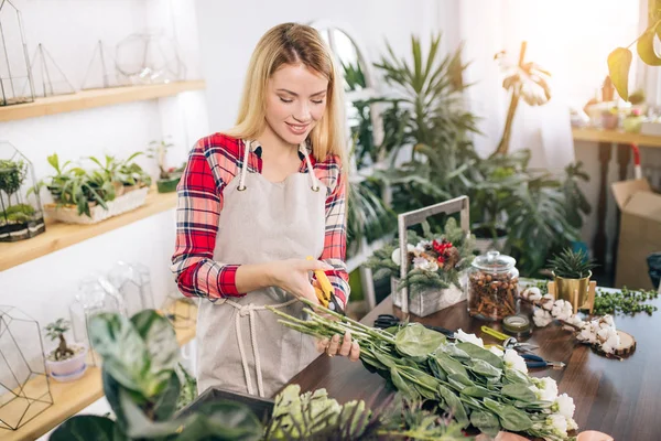 Bastante joven rubia hembra haciendo moda ramo moderno de diferentes flores — Foto de Stock