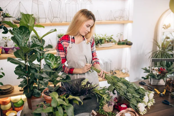 Joven mujer hacer maravilloso ramo de flores — Foto de Stock