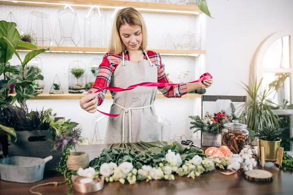 Flores de composición y decoración de la joven dama — Foto de Stock