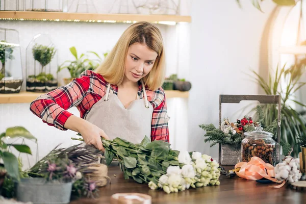 Floristería señora en su propia tienda de flores cuidando de las flores — Foto de Stock