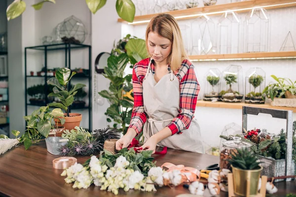 Blommor komponera och dekoration av ung dam — Stockfoto