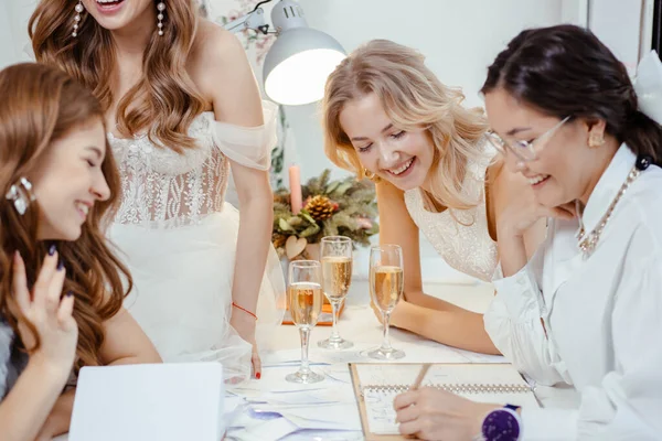 Schöne Damen sitzen in der Freizeit mit Designern zusammen — Stockfoto