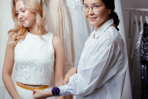 Fazendo vestido no salão de casamento — Fotografia de Stock