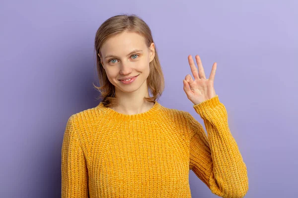 Retrato de joven hermosa mujer mostrar OK gesto —  Fotos de Stock