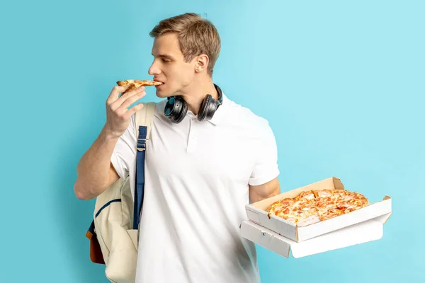 Przystojny mężczyzna z pizzą — Zdjęcie stockowe