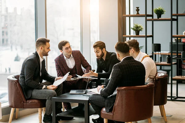 Brainstorming čas obchodního týmu v úřadu — Stock fotografie