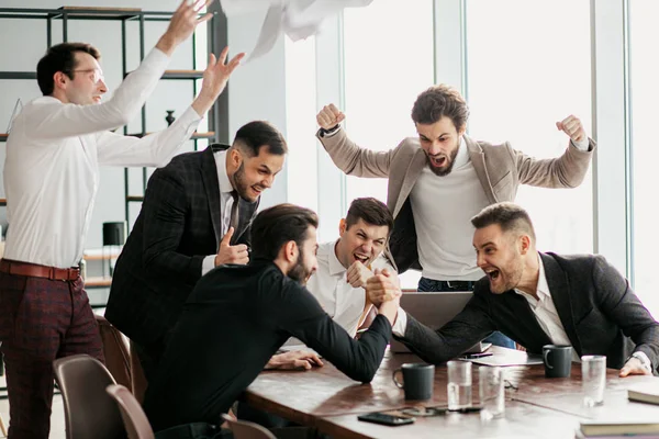 Alegre equipe de negócios feliz no escritório — Fotografia de Stock