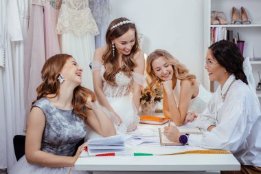 Dost canlısı gelinlik ve müşteri tasarımcısı.