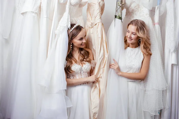 Ładne młode kobiety w salonie weselnym — Zdjęcie stockowe