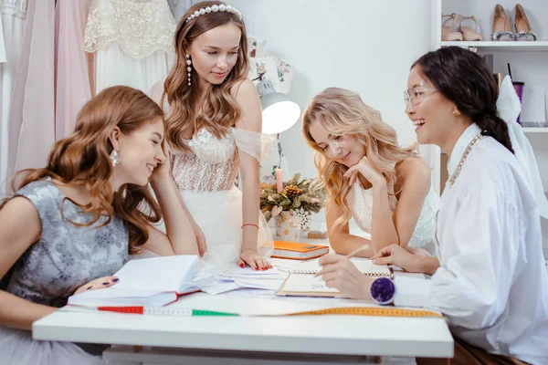 Grupo de modelos jovens com desenhista amistoso de vestidos de casamento — Fotografia de Stock