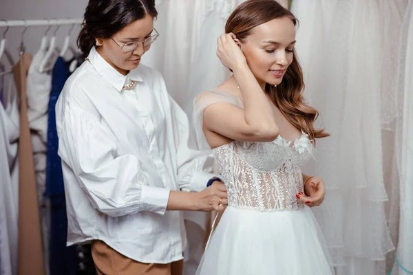 Noiva romântica no salão de casamento de designers — Fotografia de Stock