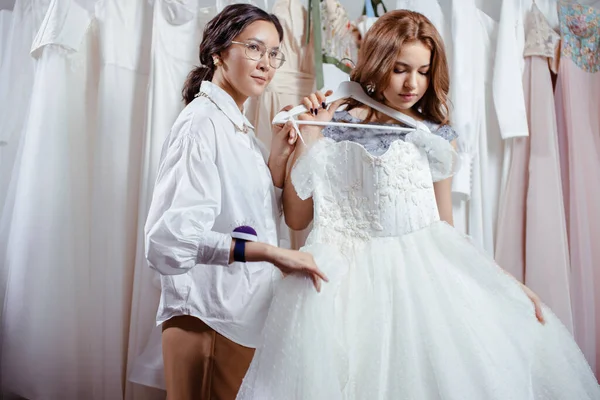 Professional careful designer and bride — 스톡 사진