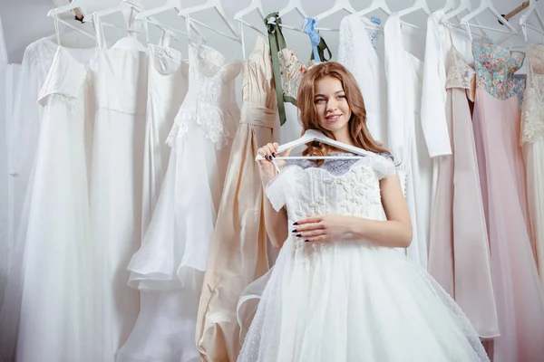 Retrato de belo sonho menina romântica sobre casamento — Fotografia de Stock