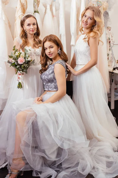 Belle trois femmes ensemble dans des robes de mariée — Photo