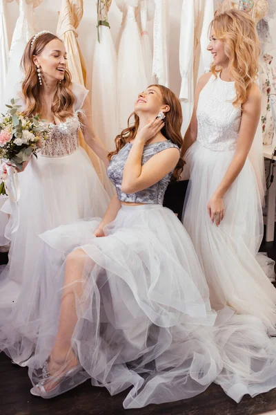 Boa aparência três mulheres juntas em vestidos de noiva — Fotografia de Stock