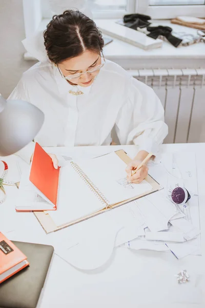 Jonge vrouwelijke Designer In Office — Stockfoto