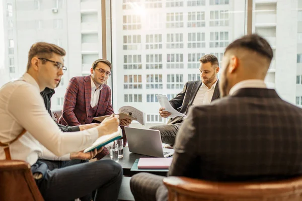 Hommes d'affaires au bureau — Photo