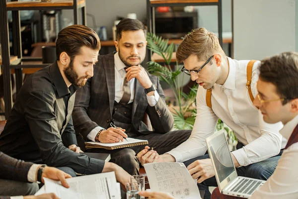 Líderes empresariales discuten proyecto empresarial —  Fotos de Stock