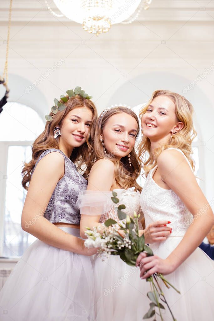 Ritratto di donne affascinanti in abiti da sposa - Foto Stock: Foto,  Immagini © ufabizphoto 339650636 | Depositphotos