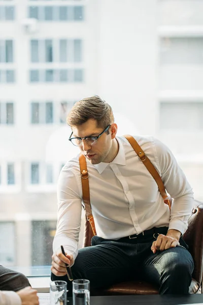 Jovem homem de negócios sentar no escritório — Fotografia de Stock