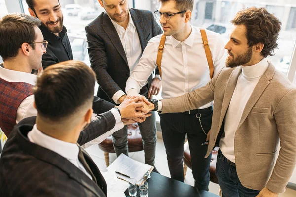 Üzleti partnerek egymás kezét a tanácsteremben — Stock Fotó