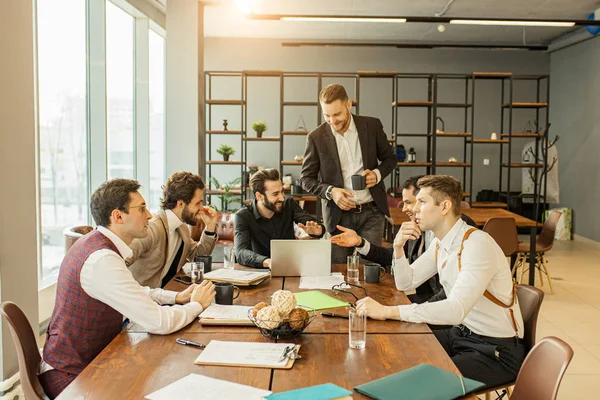 Coworking del equipo empresarial en el cargo —  Fotos de Stock