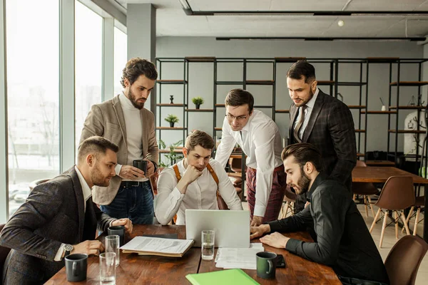 Gente de negocios coworking en oficina — Foto de Stock