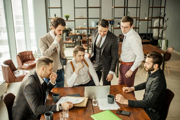 Gente de negocios reflexivo en la oficina — Foto de Stock