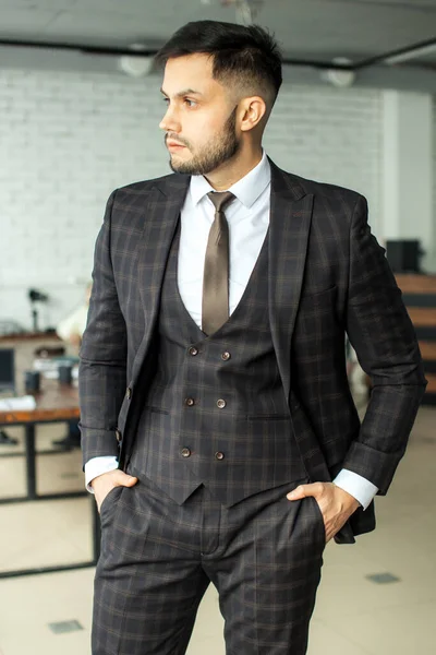 Macho elegante em terno ficar dentro de casa — Fotografia de Stock